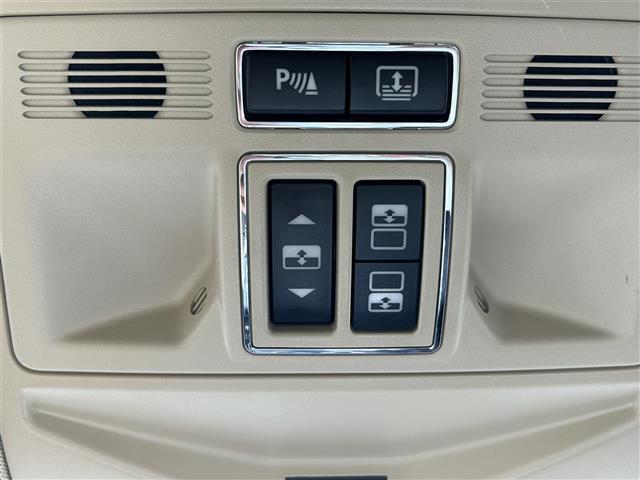 運転席周りのスイッチ類になります。様々な装備がついておりますので、ご不明な点があれば、いつでもお問い合わせお待ちしております。