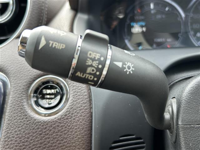 運転席周りのスイッチ類になります。様々な装備がついておりますので、ご不明な点があれば、いつでもお問い合わせお待ちしております。