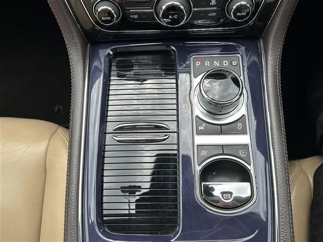 運転席周りのスイッチ類になります。様々な装備がついておりますので、ご不明な点があれば、いつでもお問い合わせお待ちしております。