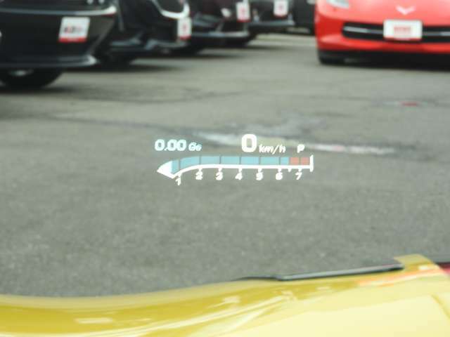 ヘッドアップディスプレイ装備されているので運転中に目線を変えることなく車両情報を確認できます。