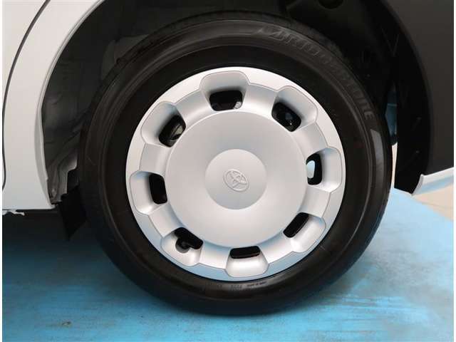 【タイヤ・ホイール】タイヤサイズ185/65R15の純正ホイールです。タイヤ溝は約6mmになります。