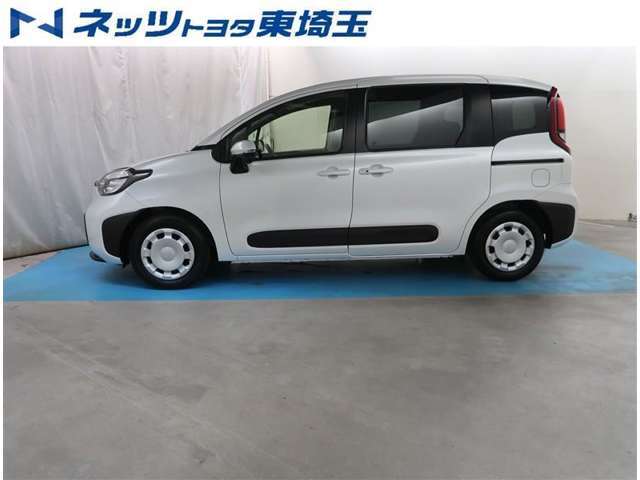 【サイド】左側ドアは電動スライドドア、右側ドアは半ドア防止のイージークローザー機能付きになります。