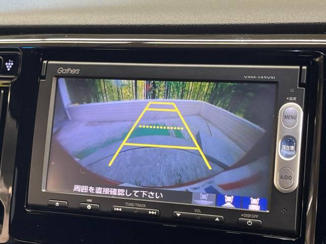 【バックカメラ】駐車時に後方がリアルタイム映像で確認できます。大型商業施設や立体駐車場での駐車時や、夜間のバック時に大活躍！運転スキルに関わらず、今や必須となった装備のひとつです！