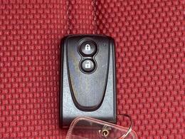 スマートキーシステム＆プッシュエンジンスタートシステム、エンジン始動・停止をワンタッチで行え、キーのロックまでドアノブに触れる事でワンタッチ操作で行うことが出来ます☆