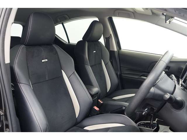 シックな色使いの運転席周りですね。すっきりとしたデザインで上品な色使いです。居心地の良い運転席、長く座ってられるリラックスできるデザインがいいですね。