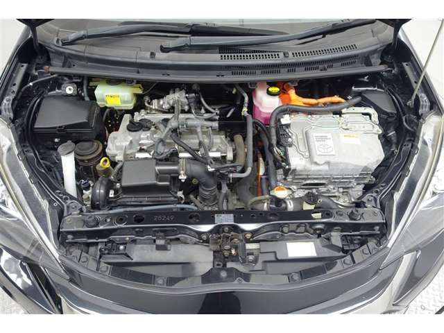 エンジンルーム内の写真です。内外装だけでなくこちらもクリーニング済み☆もちろん故障箇所、要修理箇所などございません！納車までにもう1度しっかり点検いたしますので、安心してお乗りいただけると思います♪