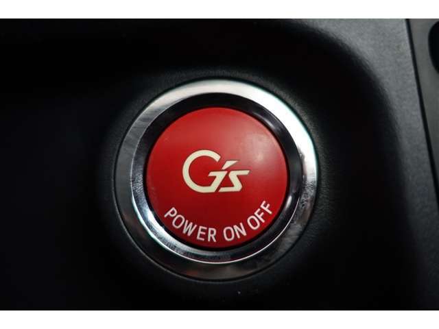 スマートエントリー＆プッシュスタートはキーをバッグ等に携帯している時にブレーキを踏んでスタートボタンを押すとエンジンが始動します。車内に忘れた場合にはロック出来ませんので締め忘れの心配もなくなります！