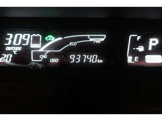 デジタルメーターで、速度がとっても見やすいです！エコな運転がしたいかたはインフォメーションディスプレイで平均燃費の確認もできます！