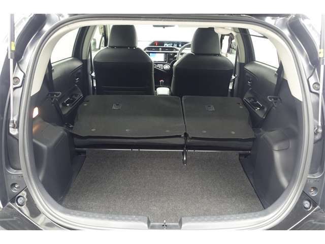リアシートバックを前に倒して長尺物も積み込める大容量のラゲッジスペースを拡大できます♪