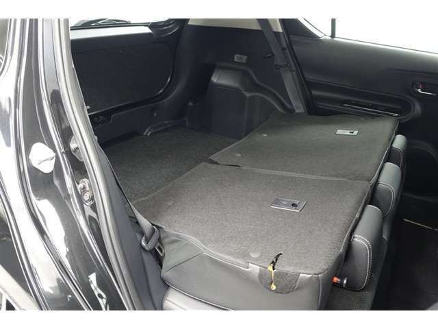 セカンドシートを倒した状態です。セカンドシートは独立可倒、荷物に合わせてラゲッジスペースをアレンジできます。