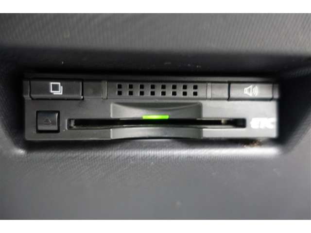 ピッタリ収まるビルトインタイプのETC！今では高速道路の必需品で、渋滞知らずで割引も利いて、一石二鳥ですよ♪（＾＾）