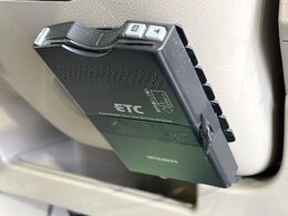 【ETC】高速道路の料金所をストレスなく通過！話題のスポットやサービスエリアに多い「スマートIC」利用時は必須のアイテムです。当店でセットアップを実施、ご納車当日からすぐにご利用いただけます！