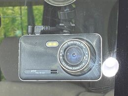 【ドライブレコーダー】安心・安全なカーライフに必須のドライブレコーダーを装備！走行中はもちろん、あおり運転や事故に遭遇した際の状況も映像で記録し、万一のリスクに備えます。