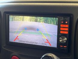 【バックカメラ】駐車時に後方がリアルタイム映像で確認できます。大型商業施設や立体駐車場での駐車時や、夜間のバック時に大活躍！運転スキルに関わらず、今や必須となった装備のひとつです！
