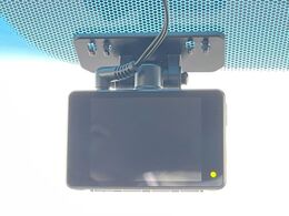 【ドライブレコーダー】安心・安全なカーライフに必須のドライブレコーダーを装備！走行中はもちろん、あおり運転や事故に遭遇した際の状況も映像で記録し、万一のリスクに備えます。