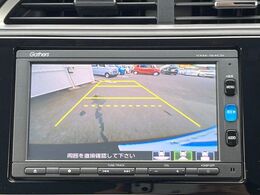 【バックカメラ】駐車時に後方がリアルタイム映像で確認できます。大型商業施設や立体駐車場での駐車時や、夜間のバック時に大活躍！運転スキルに関わらず、今や必須となった装備のひとつです！