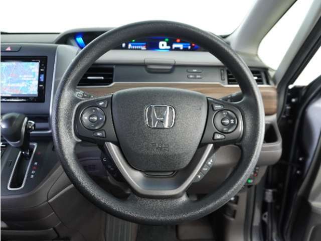 【Honda SENSING】 カメラ等装置で精度の高い検知能力を発揮、安全運転を支援します。ステアリング上のコントローラーに注目！