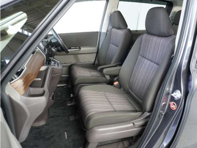 運転席と助手席は足元が繋がっているので自由に行き来しやすいので駐車場が狭いときでも助手席側からスムーズに乗り降りできて便利！