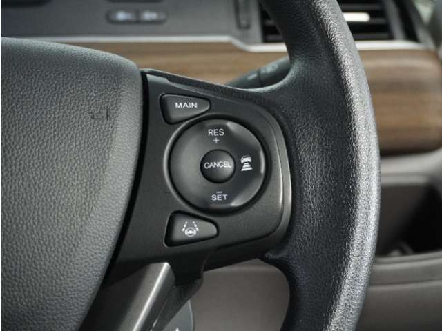 【アダプティブクルーズコントロール】予め設定した車速内でクルマが自動的に加減速。前走車との適切な車間距離を維持しながら追従走行します。【LKAS】車線維持支援システムでステアリング操作を支援。