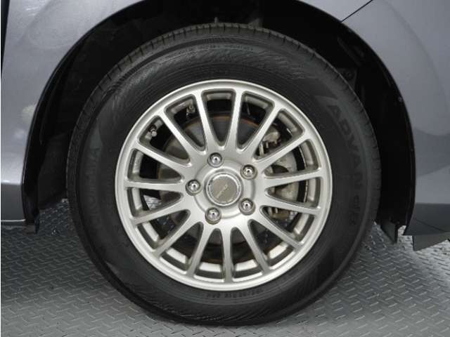 アルミホイール装着車です！これで足元まわりもおしゃれにきまります！