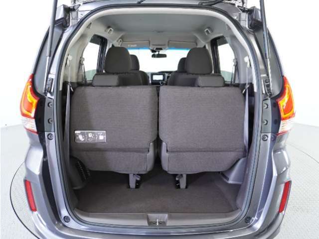 フル乗車でもしっかり荷物を収納出来るラゲッジスペースです。普段の買い物でしたらしっかり積める十分な荷室スペースを確保しています。