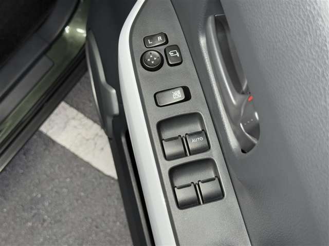 【パワーウインドウ】運転席に居ながら窓を開け閉めのコントロールできますよ。ロック機能で、子供がイタズラして窓を開けるという事も無くなりますよ。