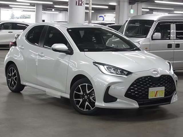 雨が降ってもゆったりと車選びができる全天候型立体展示場！エスカレーター完備！