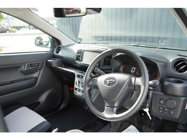 常時在庫80台を取り揃えております。自信をもってお勧めできるお車ばかりですので是非ご来店ください。既にご来店予約が入っている場合が御座いますので、事前にご一報をお願い致します。