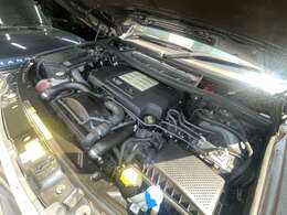 640Nmトルク。強く加速するツインターボV8で、余裕ある走りを実現。