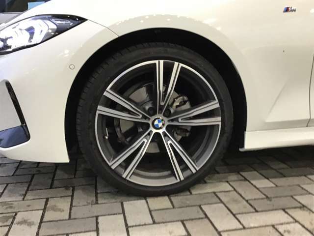 このお車は【浦和美園支店】に展示中です！ご来場、お問い合わせをスタッフ一同お待ちしております。＜住所＞埼玉県さいたま市緑区美園6-11-1　＜TEL＞048-812-2525