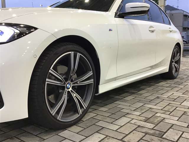 このお車は【浦和美園支店】に展示中です！ご来場、お問い合わせをスタッフ一同お待ちしております。＜住所＞埼玉県さいたま市緑区美園6-11-1　＜TEL＞048-812-2525