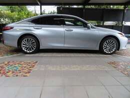 ソニックイリジウム（SonicIridium＃1L2）：イリジウム元素は、プラチナ光沢を再現します。人類が憧れる空に描かれた虹のように豊かな色は、ギリシャ神話の虹の女神「イリス」にちなんで名付けられた逸話があります。