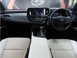 （Ver,L特別内装インテリア・匠職人技デザイン・ TrimCode＃LC01 PlantCode＃Q12）■新色設定内装カラー・ソリスホワイト ■セミアニリン本革レザーシート ■天然本杢ウォールナットオーナメント（墨ブラック） など