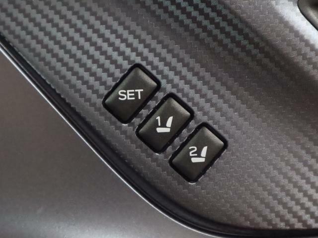 運転席のシートポジションを2か所記憶させることができるシートメモリー付き！ボタンを押すと設定したシートポジションに電動で移動してくれます。