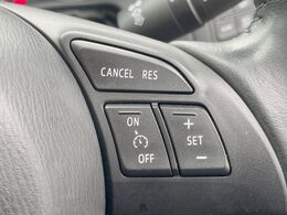 【クルーズコントロール】高速道路もラクラク走行。アクセルを離しても一定速度で走行ができ、長距離運転時の負担を軽減！加速・減速も簡単なスイッチ操作で調整できます。