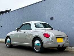 リアビュー。ルーフトップはウォームホワイトのカラー。ソフトトップの車両を連想させるようなカラー分けのおかげで、よりコペンをスタイリッシュに仕立ててくれます。