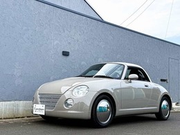 フロントから。色が変わっただけなのに、一見コペンではないようなその美しさ。グレーでもベージュでもない特別なカラーは、街で見かけるその他のL880Kとも一線を画す、特別な存在となります。