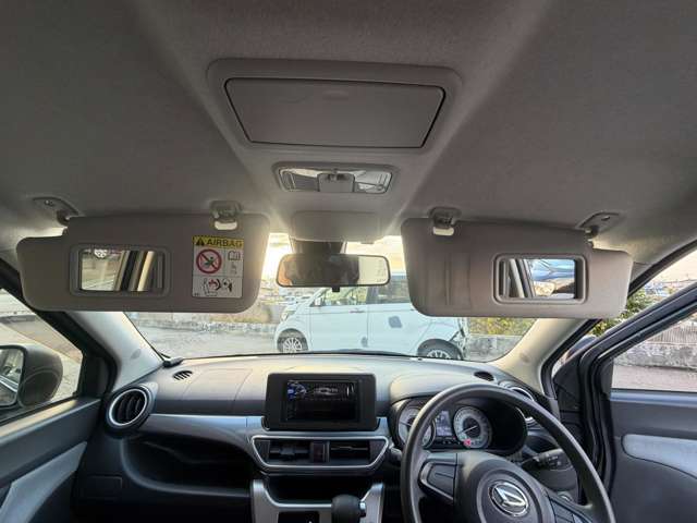 小さい鏡もついていますので、ちょっとしたお化粧直しにも★