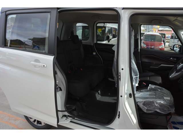 リアシートも足元ゆったりです！普通車より広いかも♪リヤ両側ワンアクションパワースライド付で乗り降りラクラク♪お問い合わせは079-280-1118、カーズカフェ　カーベル姫路東までお電話ください＾＾