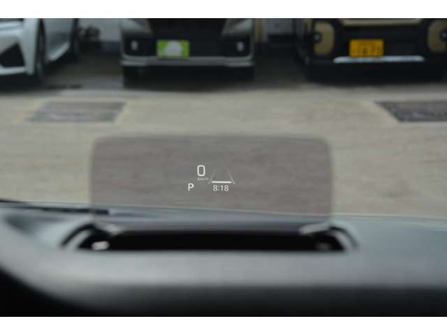 ヘッドアップディスプレイ(カラー)付き。運転席前方のダッシュボード上に、車速、シフトの位置や警告などの情報をカラーで表示します。