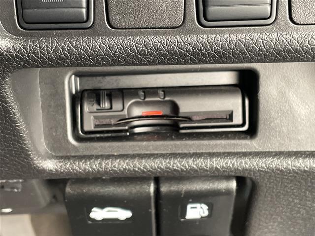 【ETC】有料道路を利用する際に料金所で停止することなく通過できる、ETC車載器（ノンストップ自動料金収受システム機器）が装備されています。セットアップを行うことで利用可能になります。