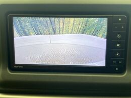 【バックカメラ】駐車時に後方がリアルタイム映像で確認できます。大型商業施設や立体駐車場での駐車時や、夜間のバック時に大活躍！運転スキルに関わらず、今や必須となった装備のひとつです！