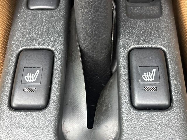 【シートヒーター】寒い日に重宝するシートヒーター！エアコンより早く温まってくれるので寒がりの人も安心ですね♪エアコンの温風は乾燥するから苦手、という方にもをおすすめです。