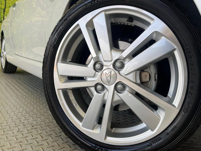 【純正16インチアルミホイール】外観にマッチした純正アルミホイールを装着しております。各種社外アルミホイールや、スタッドレスタイヤも取扱いしております。是非ご相談ください♪