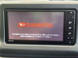 【純正ナビ】人気の純正ナビを装備しております。ナビの使いやすさはもちろん、オーディオ機能も充実！キャンプや旅行はもちろん、通勤や買い物など普段のドライブも楽しくなるはず♪