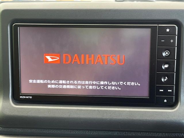 【純正ナビ】人気の純正ナビを装備しております。ナビの使いやすさはもちろん、オーディオ機能も充実！キャンプや旅行はもちろん、通勤や買い物など普段のドライブも楽しくなるはず♪