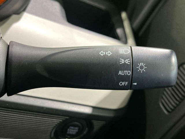 【オートライト】周りの明るさに応じて自動でヘッドライトの点灯・消灯ができる機能です！ライトの付け忘れ・消し忘れなどが無くなり、雨の日や夕方の走行も安心！トンネル通過時も便利ですね♪