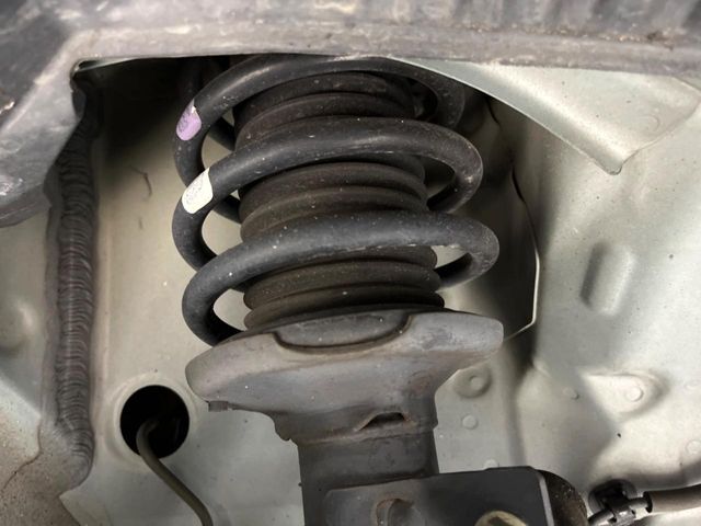 お車を安心してお乗りいただく為には、足回りの定期点検が欠かせません。サービスサポート（有償保証）では無料点検もご提供しており、安心のカーライフをお過ごしいただけるサポート体制が整っています。