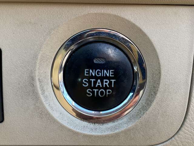 【スマートキー＆プッシュスタート】ドアハンドルを軽く握るだけでドアロックを解錠でき、施錠はドアハンドルのロックスイッチを押すだけでブレーキを踏みながらエンジンスイッチを押すだけで、エンジンが始動！