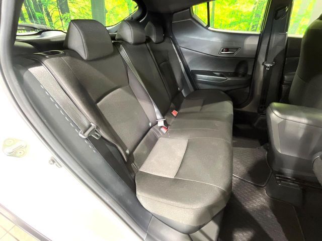 後部座席も気になるようなキズ・汚れやへたり等、大きなダメージはなく、良好な状態です。